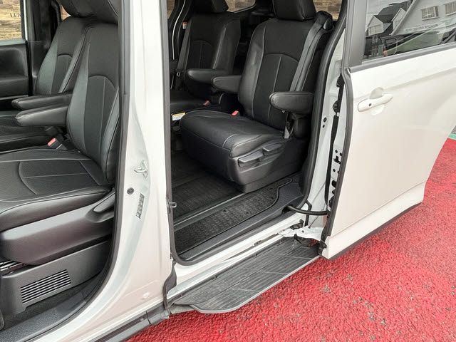 TOYOTA NOAH HYBRID 2023 Image 31