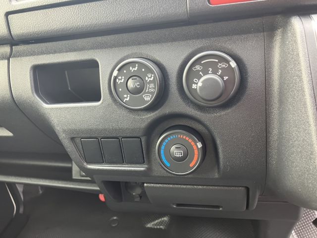 TOYOTA HIACE VAN 1.15T 2WD 2025 Image 31