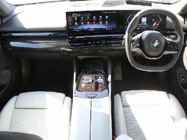BMW 5SERIES SEDAN 2023 Image 31