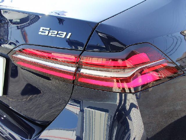 BMW 5SERIES SEDAN 2023 Image 31