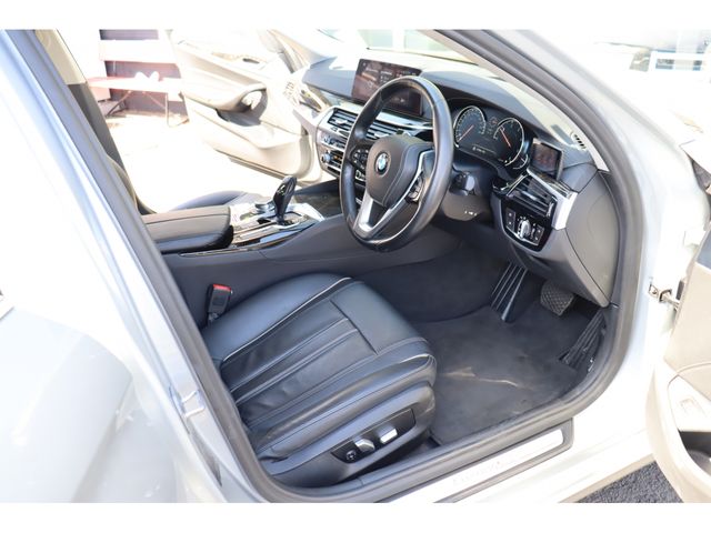 BMW 5SERIES SEDAN 2017 Image 31