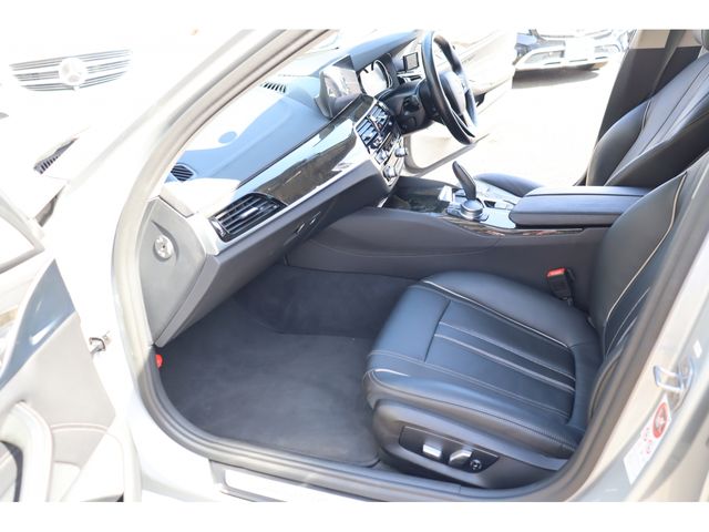 BMW 5SERIES SEDAN 2017 Image 31