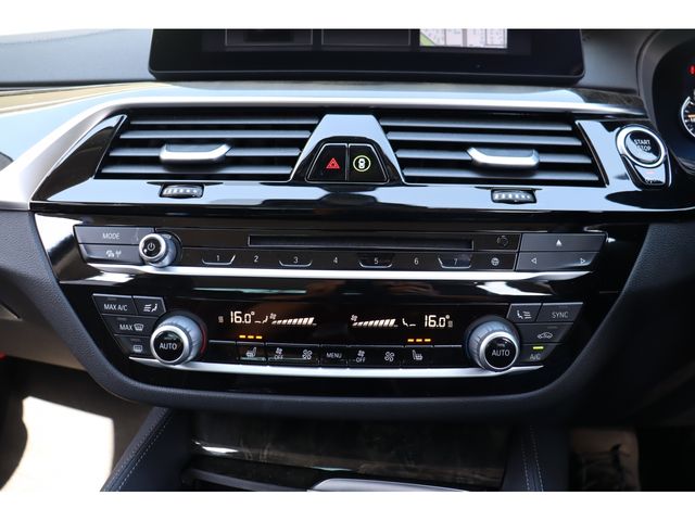 BMW 5SERIES SEDAN 2017 Image 31