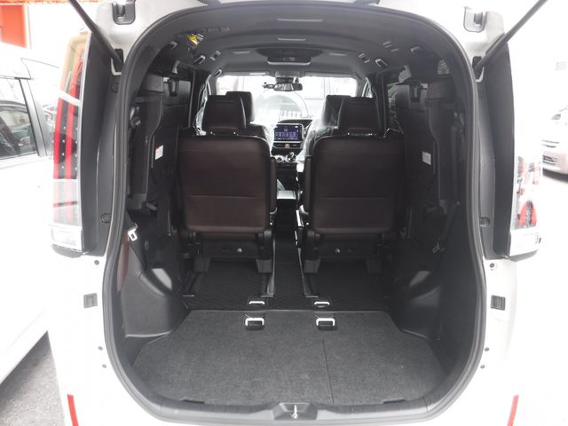 TOYOTA ESQUIRE HYBRID 2018 Image 31