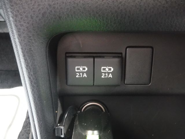 TOYOTA ESQUIRE HYBRID 2018 Image 31