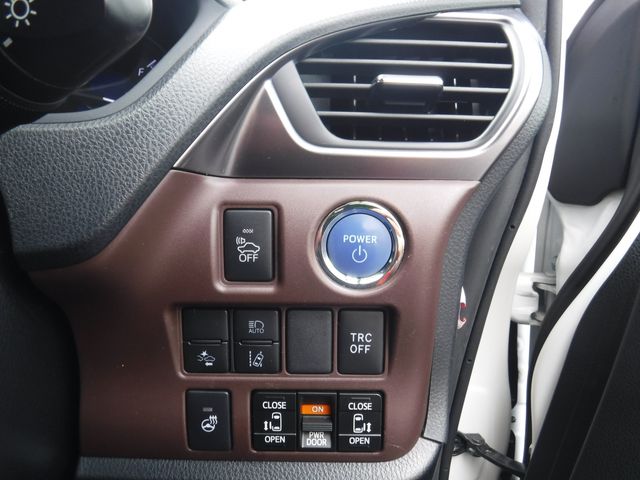 TOYOTA ESQUIRE HYBRID 2018 Image 31