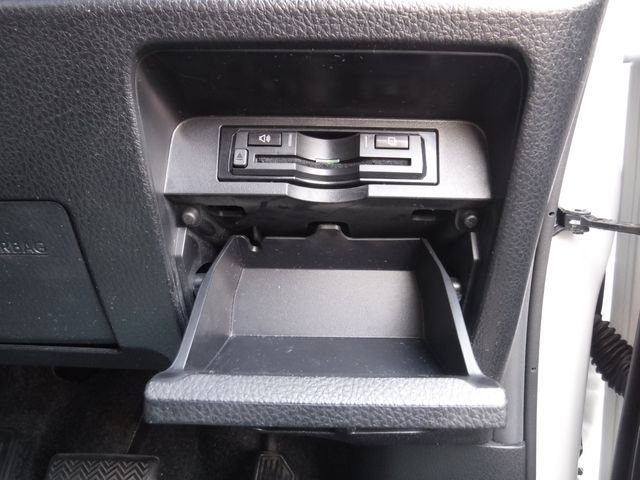 TOYOTA ESQUIRE HYBRID 2018 Image 31