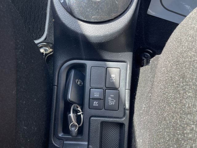 TOYOTA VITZ HYBRID 2019 Image 31