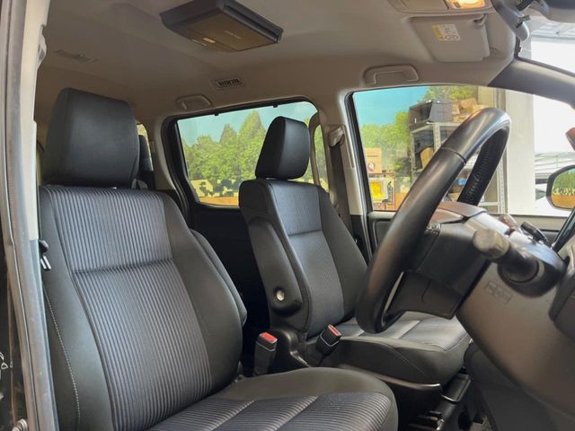 TOYOTA VOXY 2017 Image 31