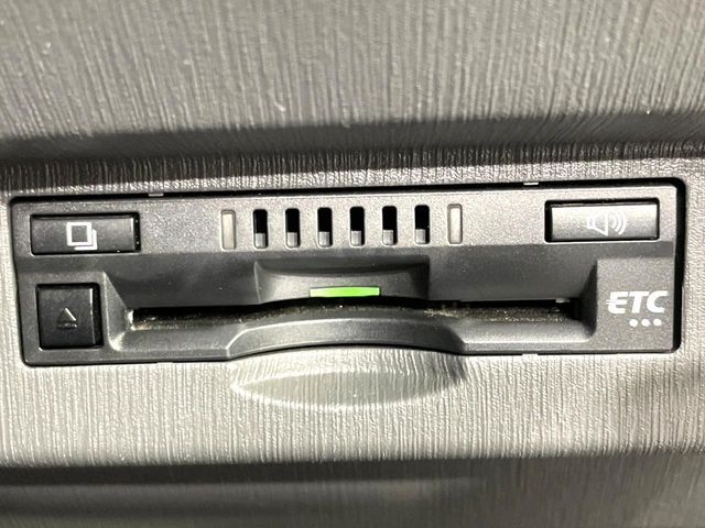 TOYOTA PRIUS ALPHA 2012 Image 31