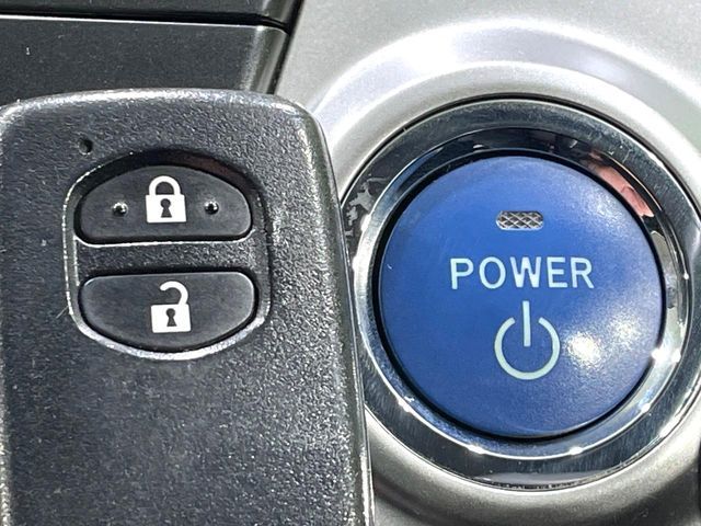 TOYOTA PRIUS ALPHA 2012 Image 31