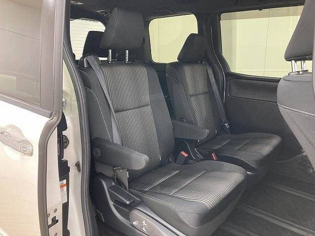 TOYOTA VOXY HYBRID 2019 Image 31