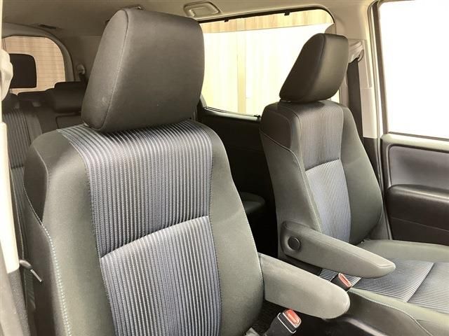 TOYOTA VOXY 2017 Image 31