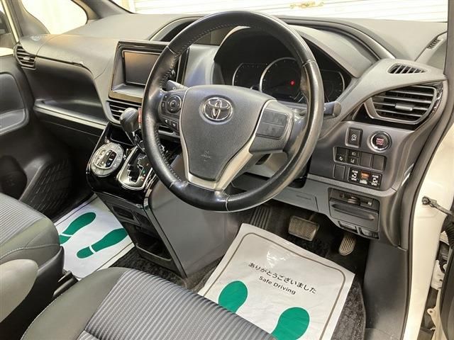 TOYOTA VOXY 2017 Image 31