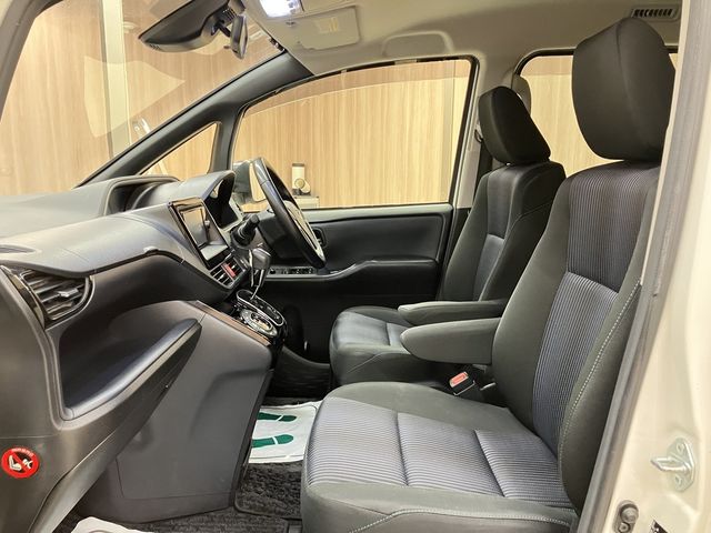 TOYOTA VOXY 2017 Image 31