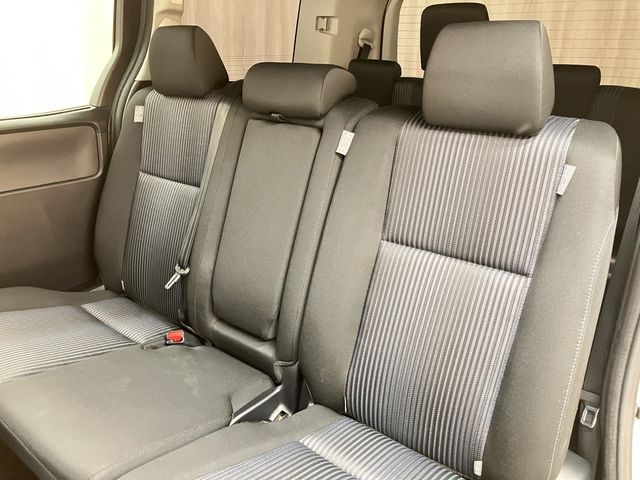 TOYOTA VOXY 2017 Image 31