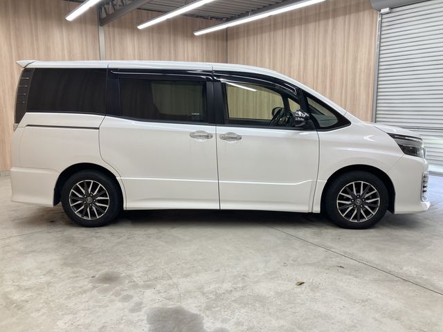 TOYOTA VOXY 2017 Image 31