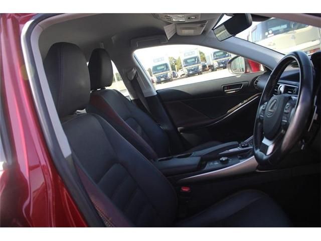 TOYOTA LEXUS IS200T 2017 Image 31