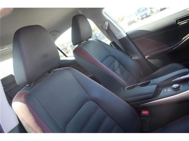 TOYOTA LEXUS IS200T 2017 Image 31