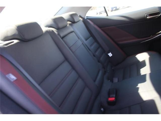 TOYOTA LEXUS IS200T 2017 Image 31