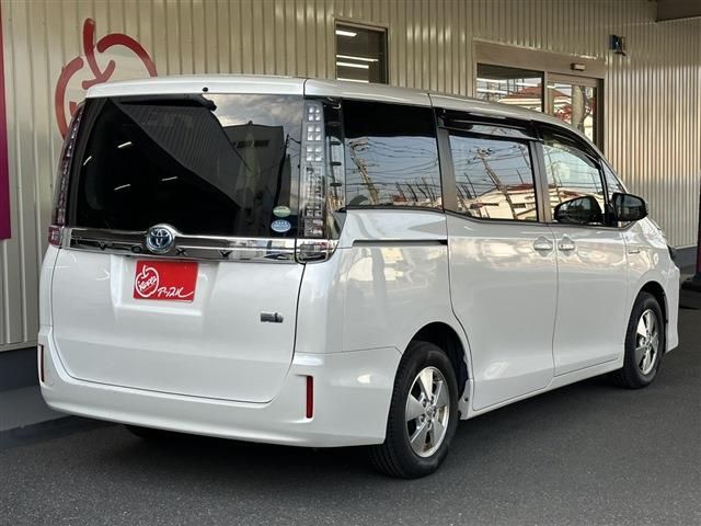 TOYOTA VOXY HYBRID 2015 Image 31