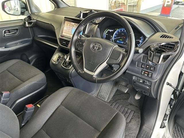TOYOTA VOXY HYBRID 2015 Image 31