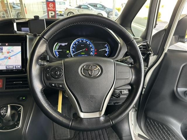 TOYOTA VOXY HYBRID 2015 Image 31