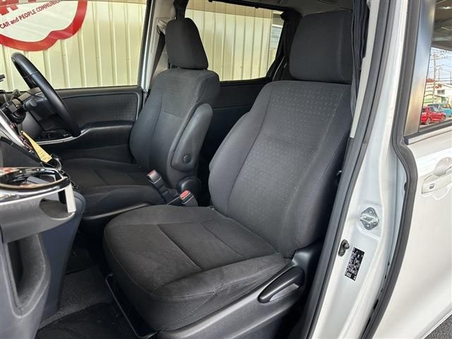 TOYOTA VOXY HYBRID 2015 Image 31