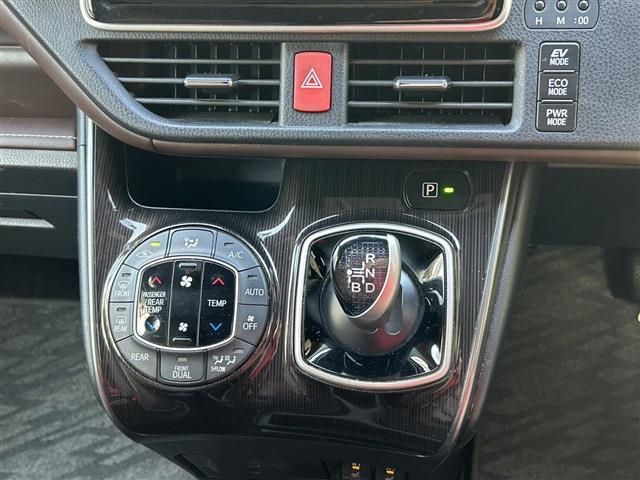 TOYOTA ESQUIRE HYBRID 2018 Image 31