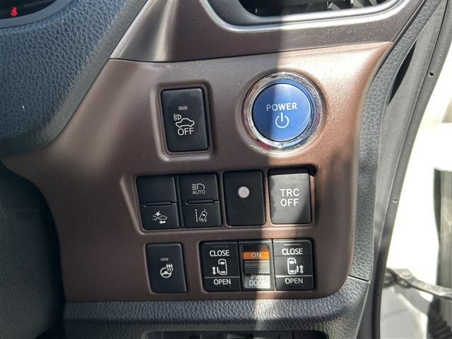 TOYOTA ESQUIRE HYBRID 2018 Image 31