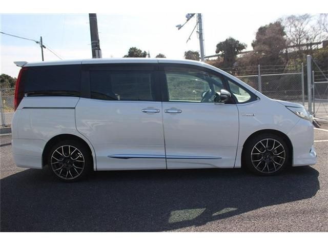 TOYOTA NOAH HYBRID 2015 Image 31