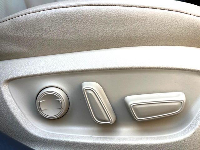 TOYOTA CAMRY HYBRID 2018 Image 31