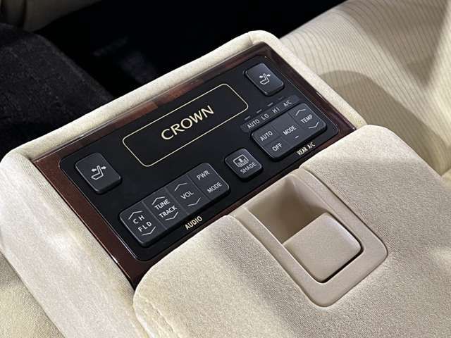 TOYOTA CROWN SEDAN HYBRID 2015 Image 31