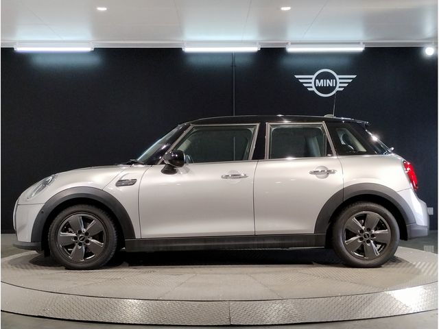 BMW MINI COOPER D 5DOOR 2023 Image 31