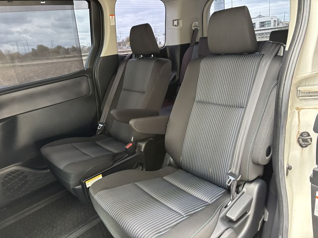 TOYOTA NOAH 2015 Image 31