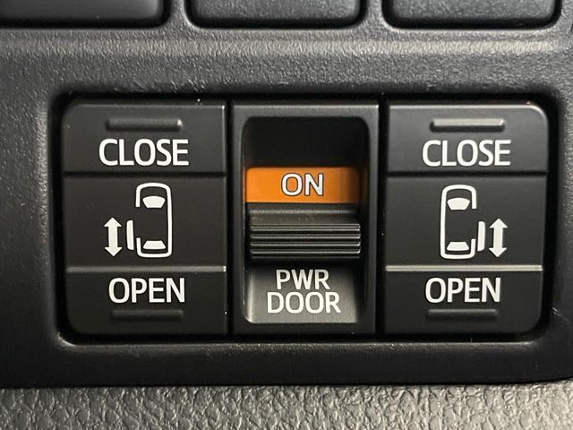 TOYOTA NOAH 2018 Image 31