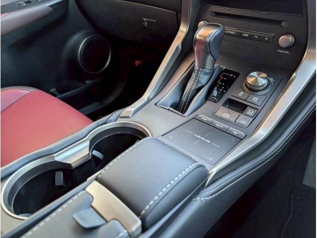 TOYOTA LEXUS NX300H 2018 Image 31