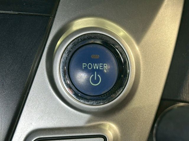 TOYOTA PRIUS ALPHA 2013 Image 31