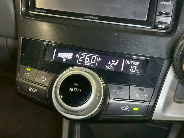 TOYOTA PRIUS ALPHA 2013 Image 31