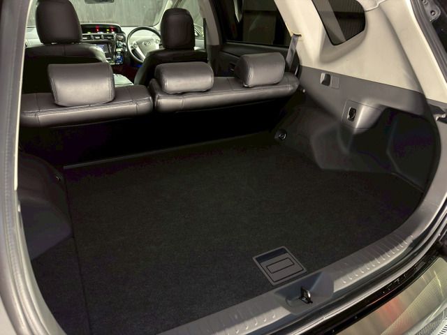 TOYOTA PRIUS ALPHA 2013 Image 31