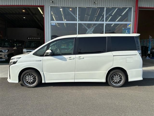 TOYOTA VOXY HYBRID 2017 Image 31