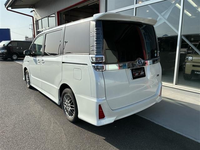 TOYOTA VOXY HYBRID 2017 Image 31