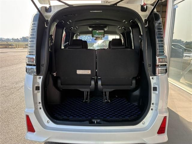 TOYOTA VOXY HYBRID 2017 Image 31