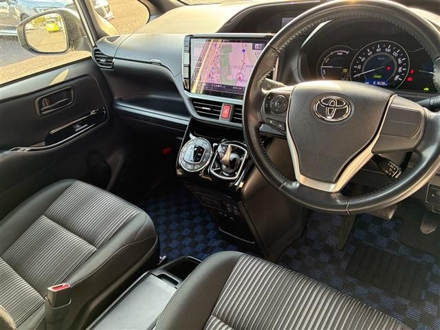TOYOTA VOXY HYBRID 2017 Image 31