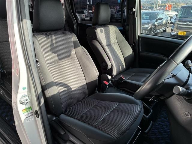 TOYOTA VOXY HYBRID 2017 Image 31