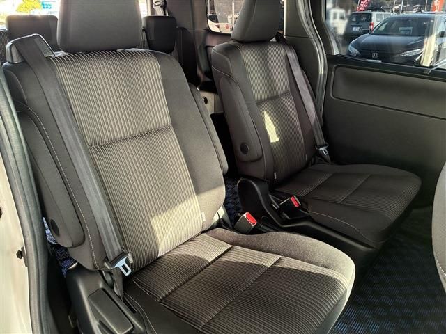 TOYOTA VOXY HYBRID 2017 Image 31