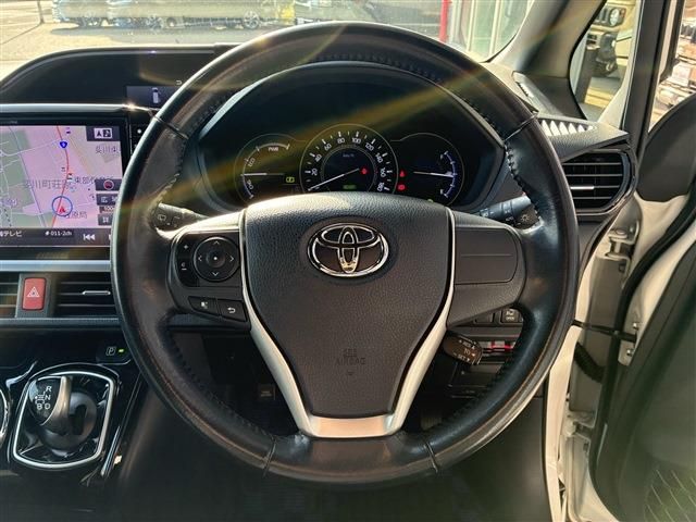 TOYOTA VOXY HYBRID 2017 Image 31