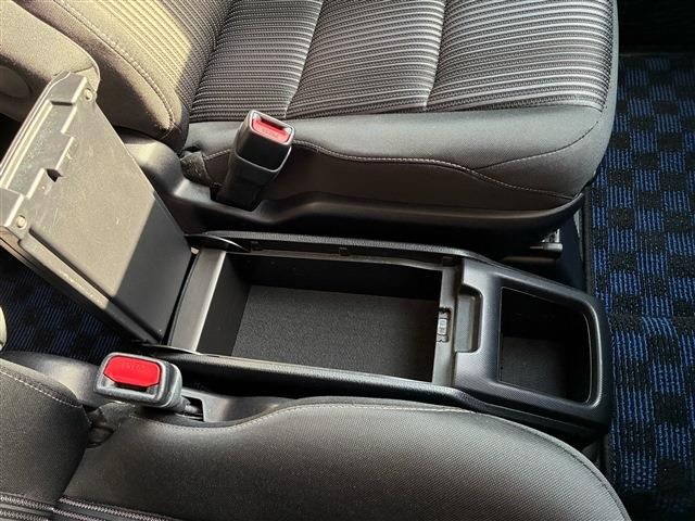 TOYOTA VOXY HYBRID 2017 Image 31