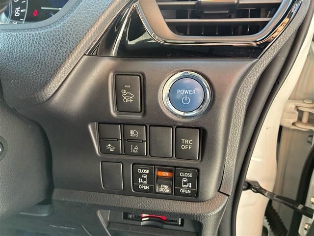 TOYOTA VOXY HYBRID 2017 Image 31