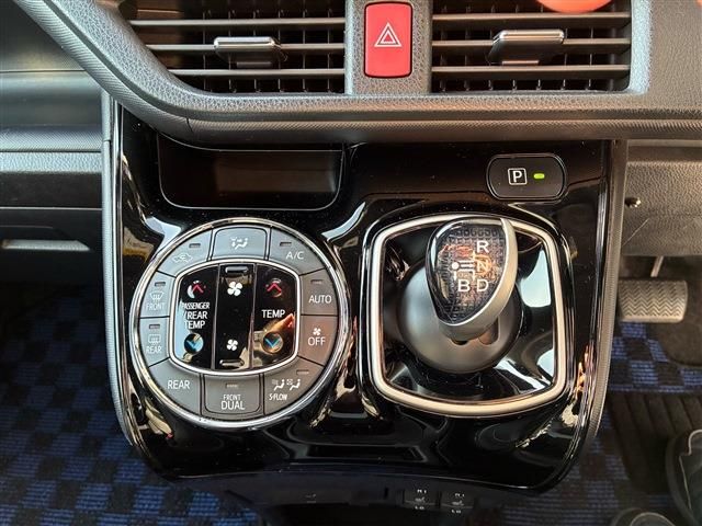 TOYOTA VOXY HYBRID 2017 Image 31